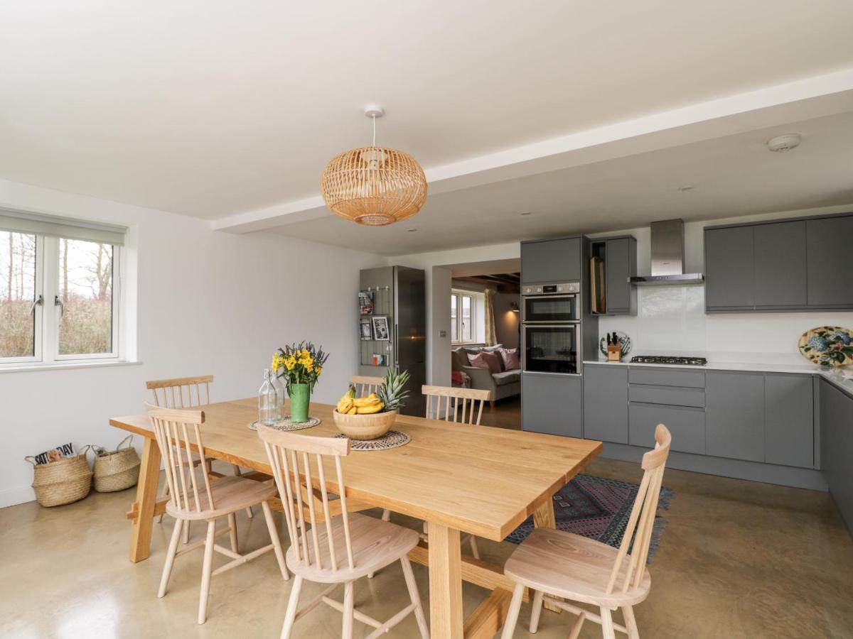 High Cogges Farm Holiday Cottages วิทนีย์ ภายนอก รูปภาพ